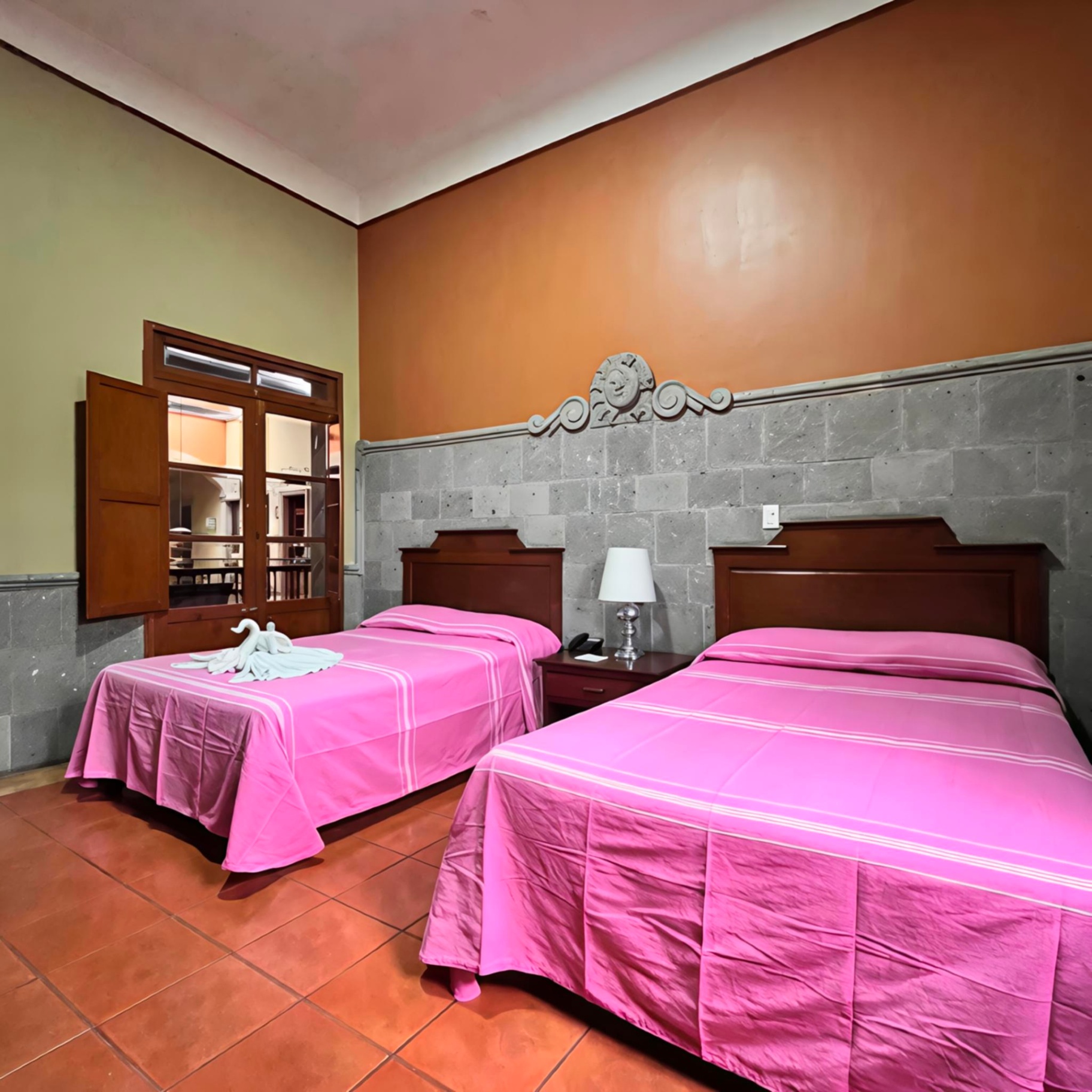 Habitación doble con dos camas y ventana interior
