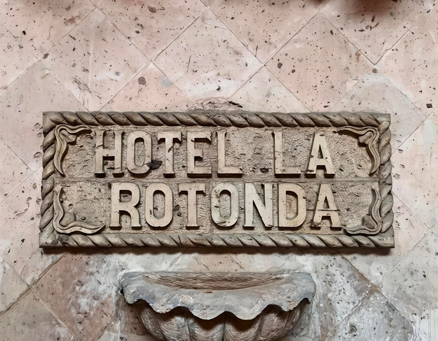 Detalle del letrero Hotel La Rotonda
