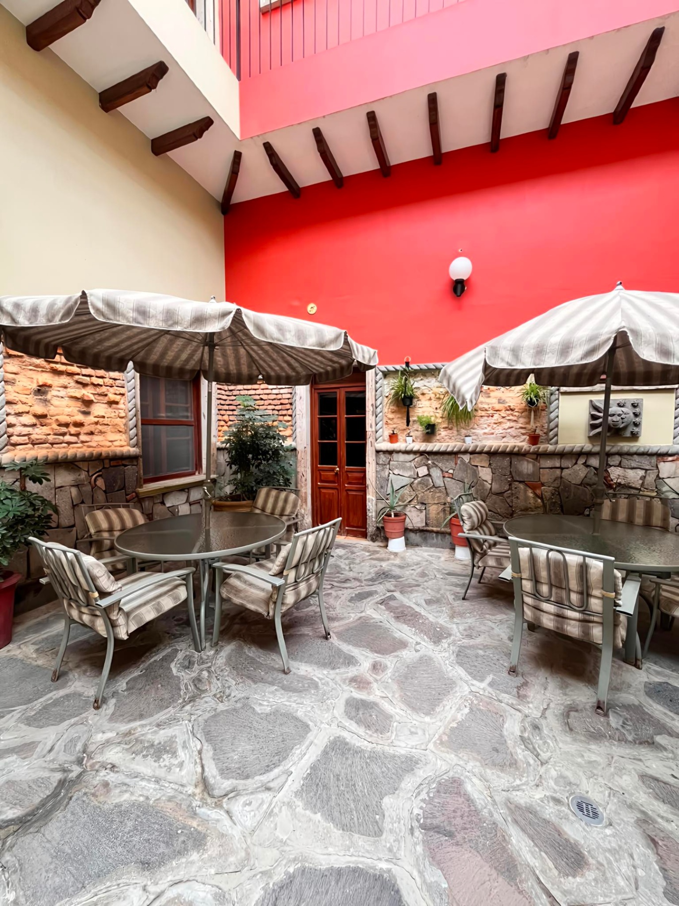 Patio con mesas y sombrillas
