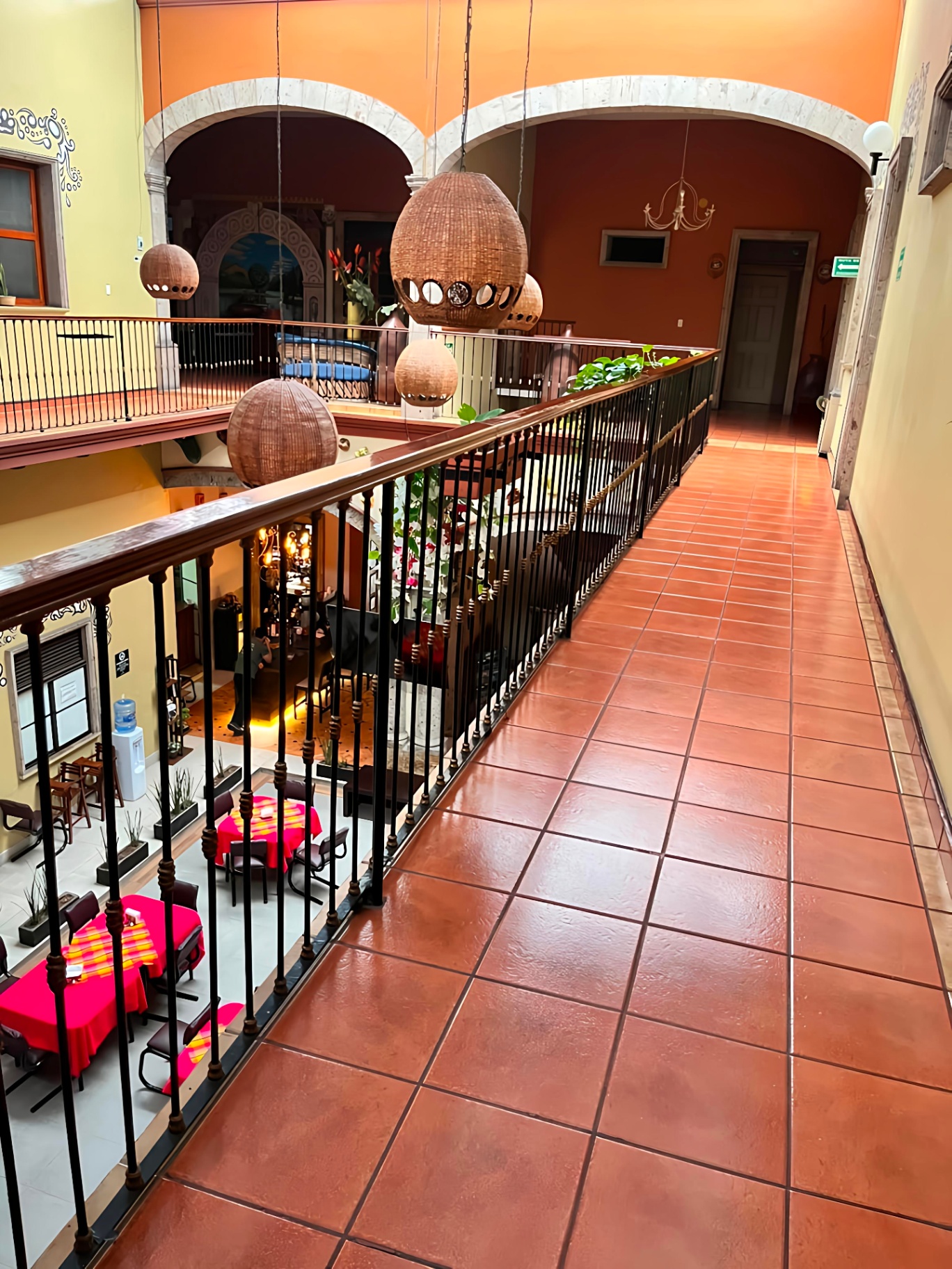 Patio interior con arcos coloniales
