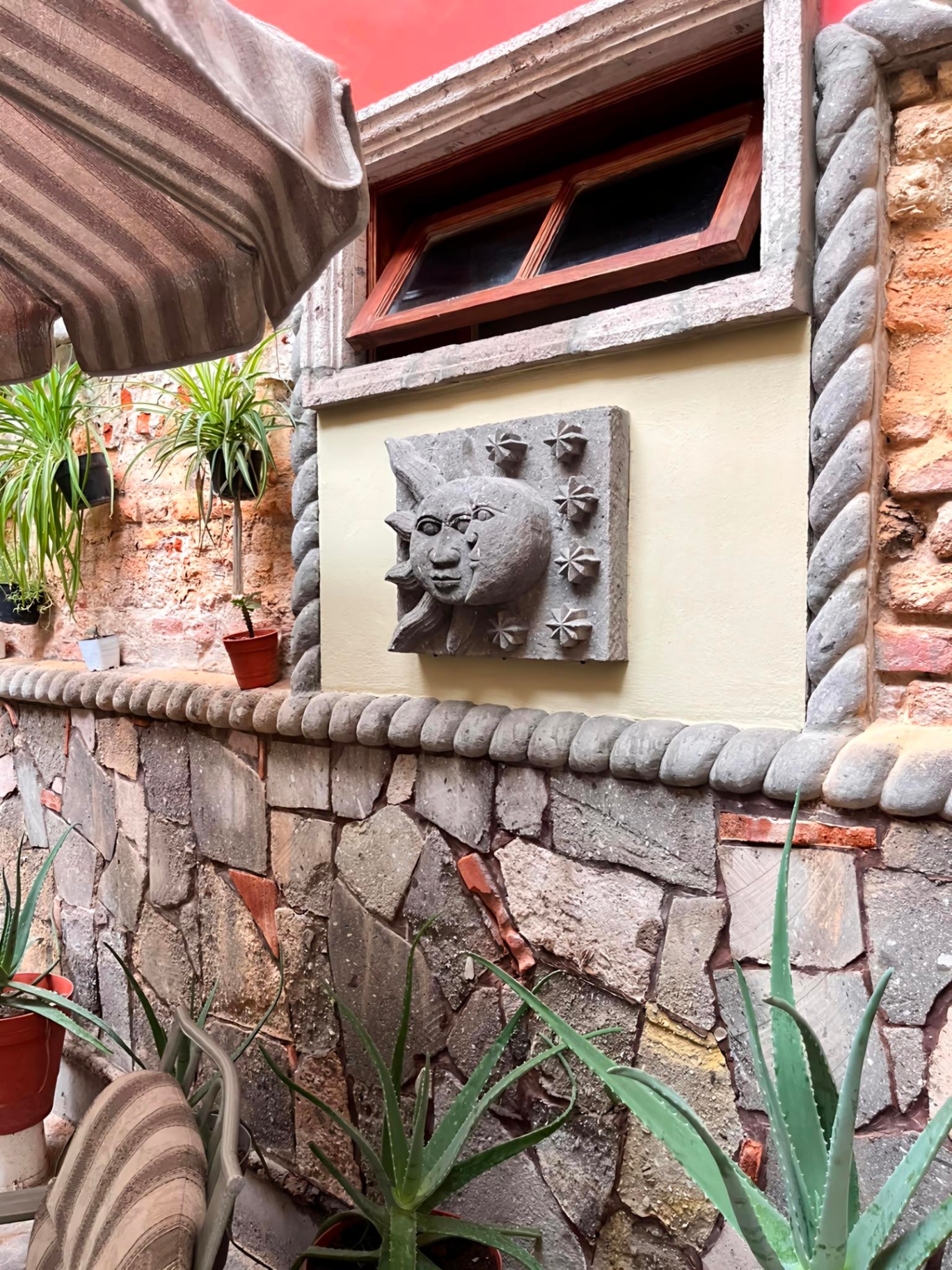 Detalle escultórico en piedra