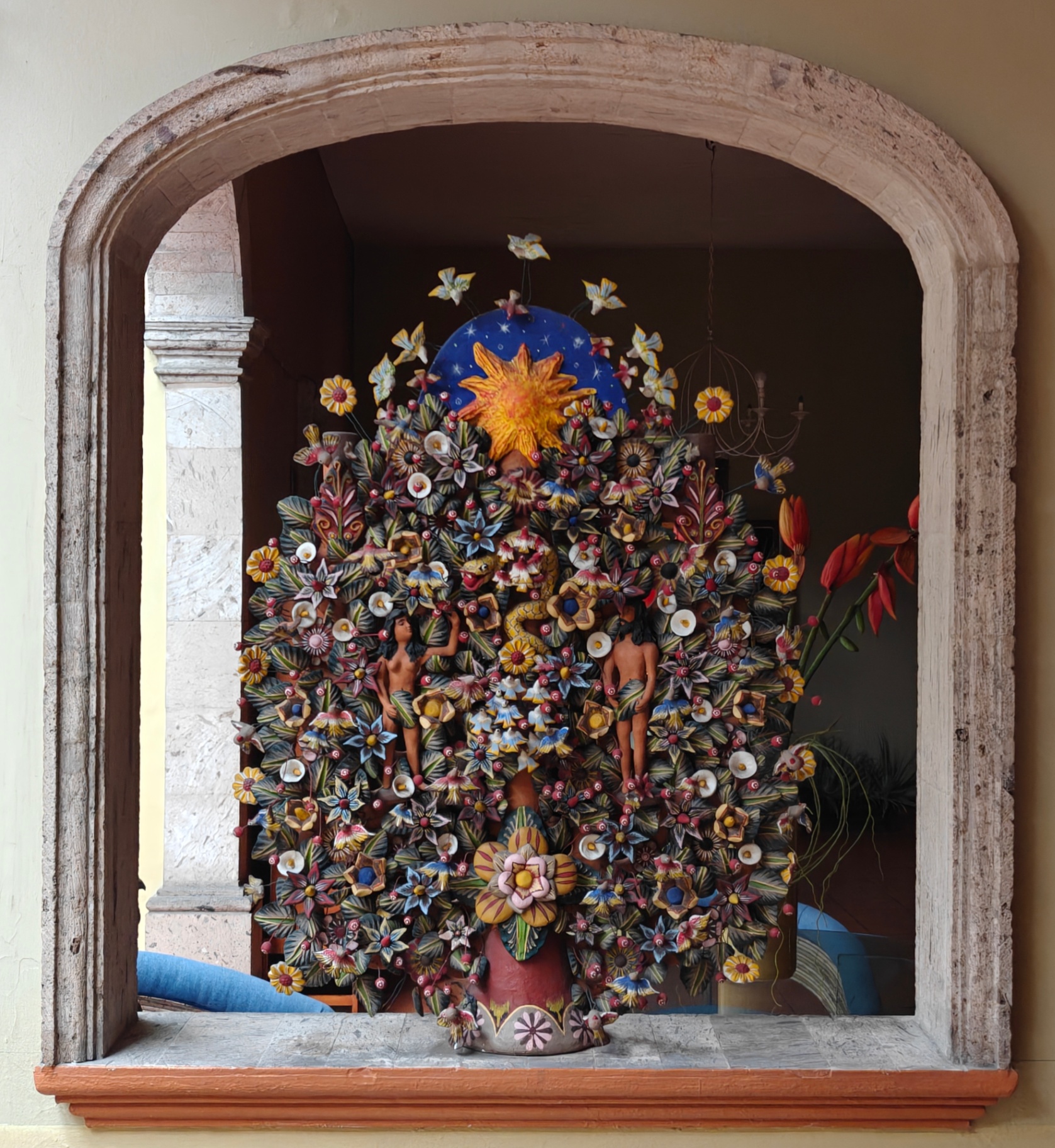 Árbol de la vida de cerámica policromada bajo arco de cantera