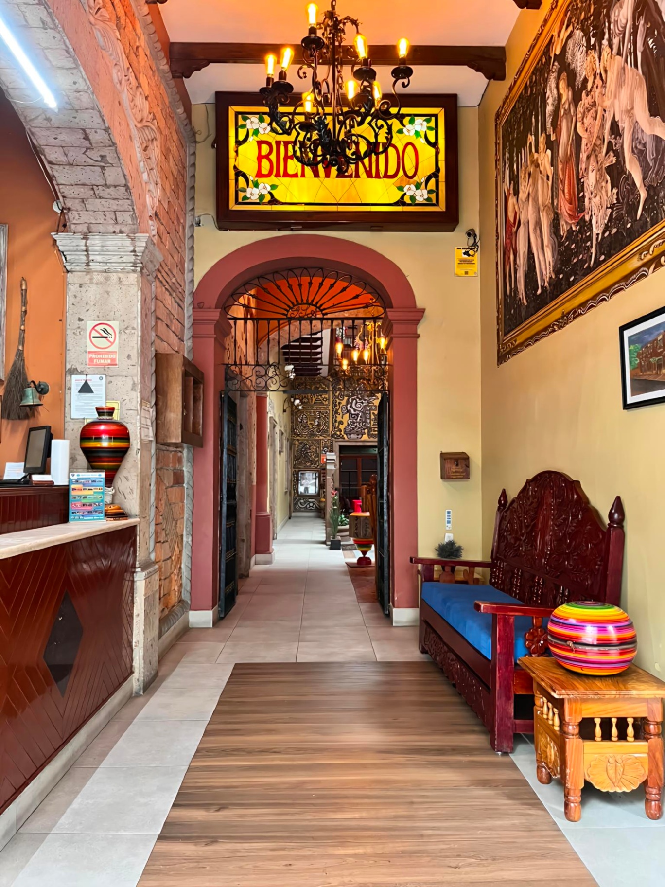 Lobby con vitral de bienvenida