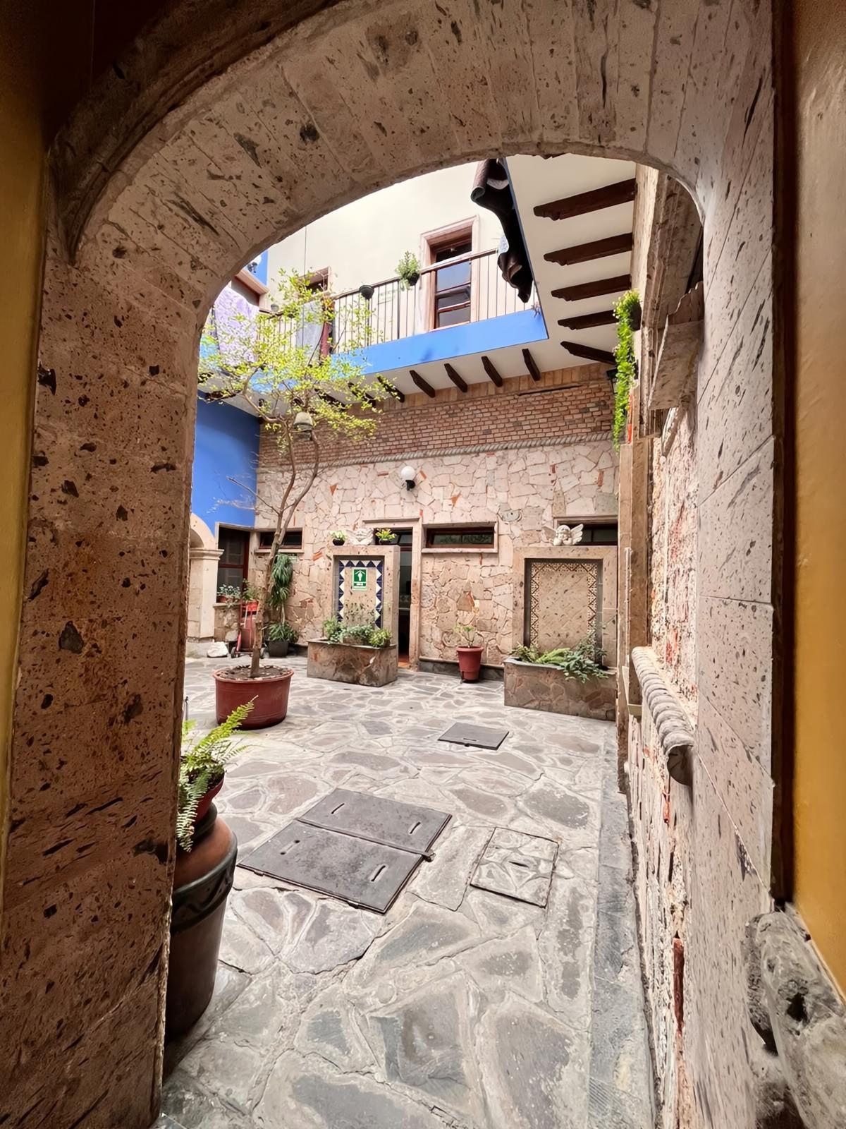 Patio visto a través de un arco de cantera