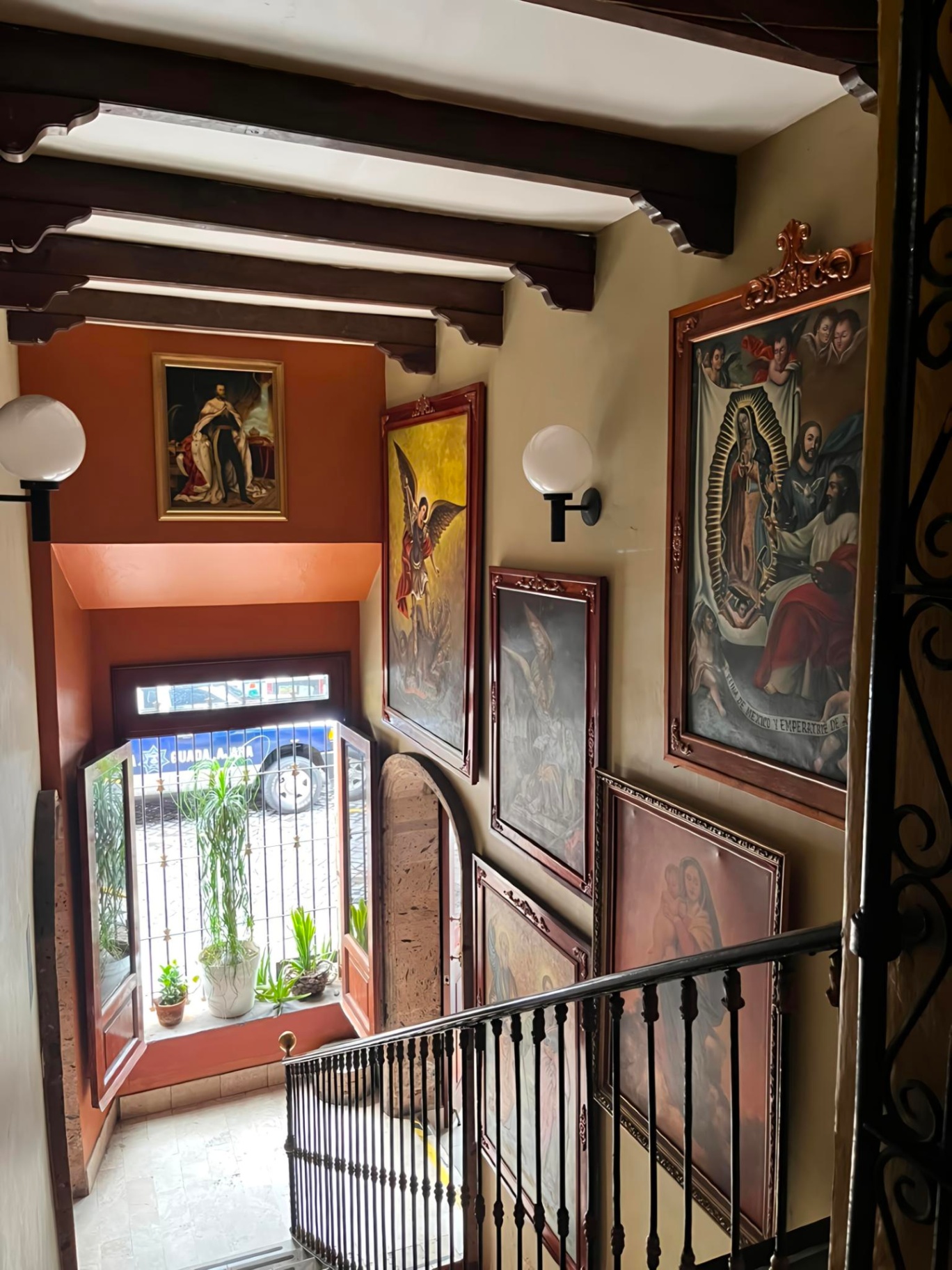 Escalera interior con cuadros