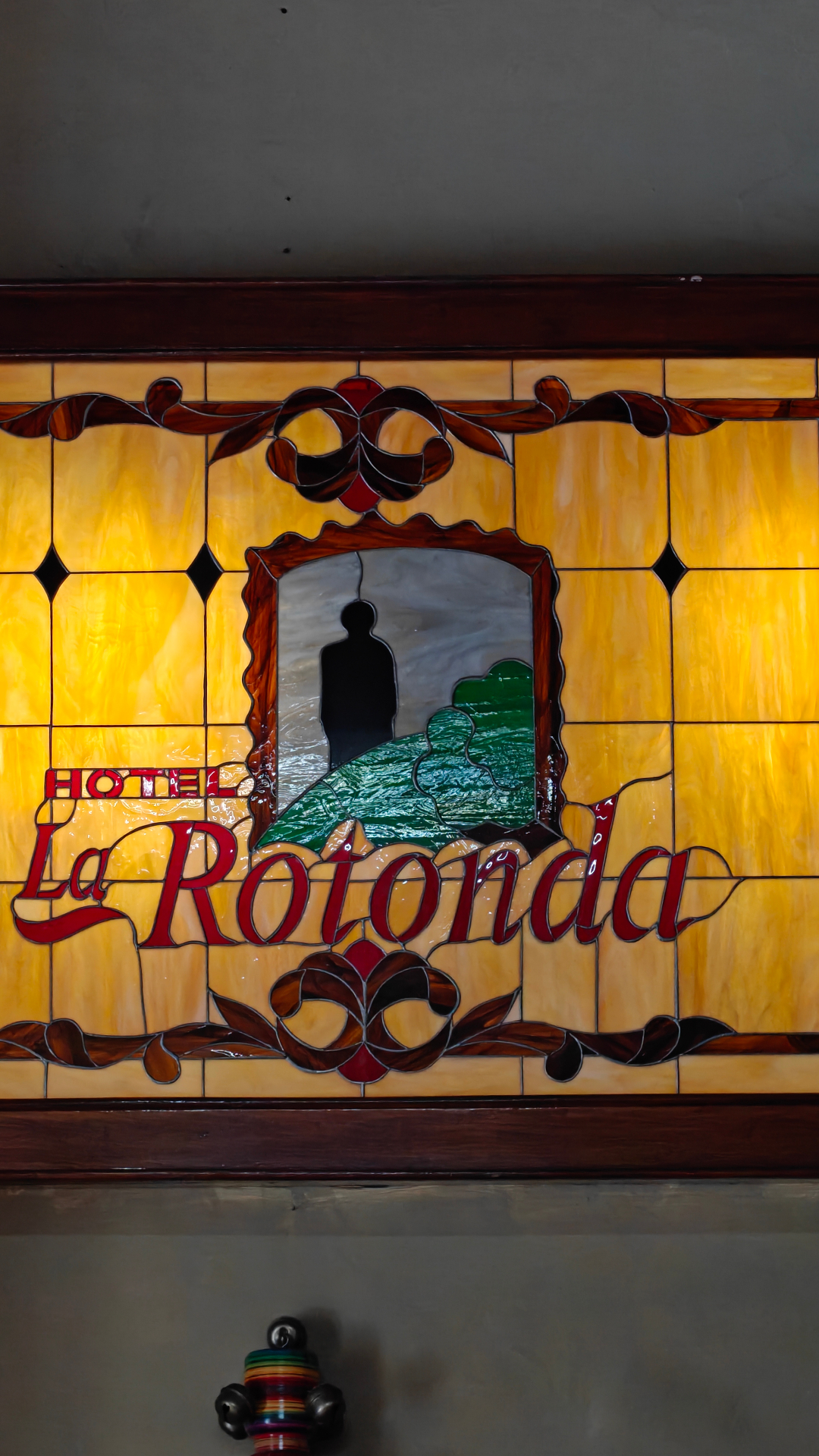 Vitral artesanal con el nombre Hotel La Rotonda