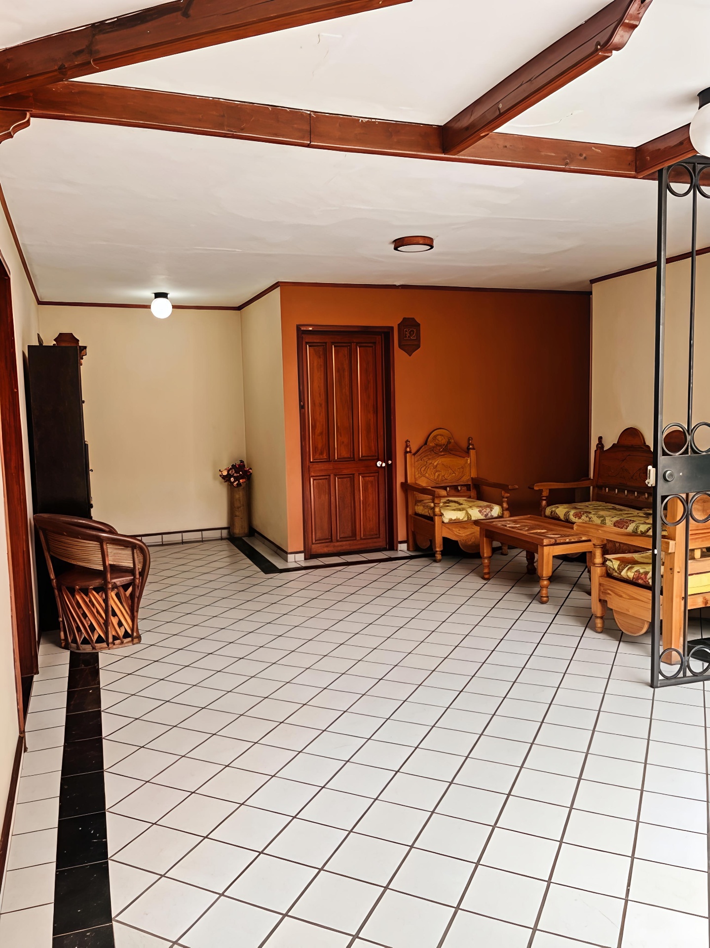 Sala de estar frente a la habitación 32