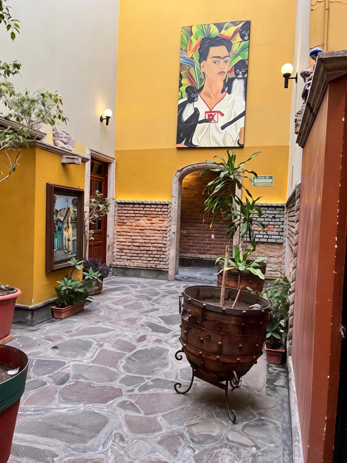 Patio con cuadro homenaje a Frida Kahlo