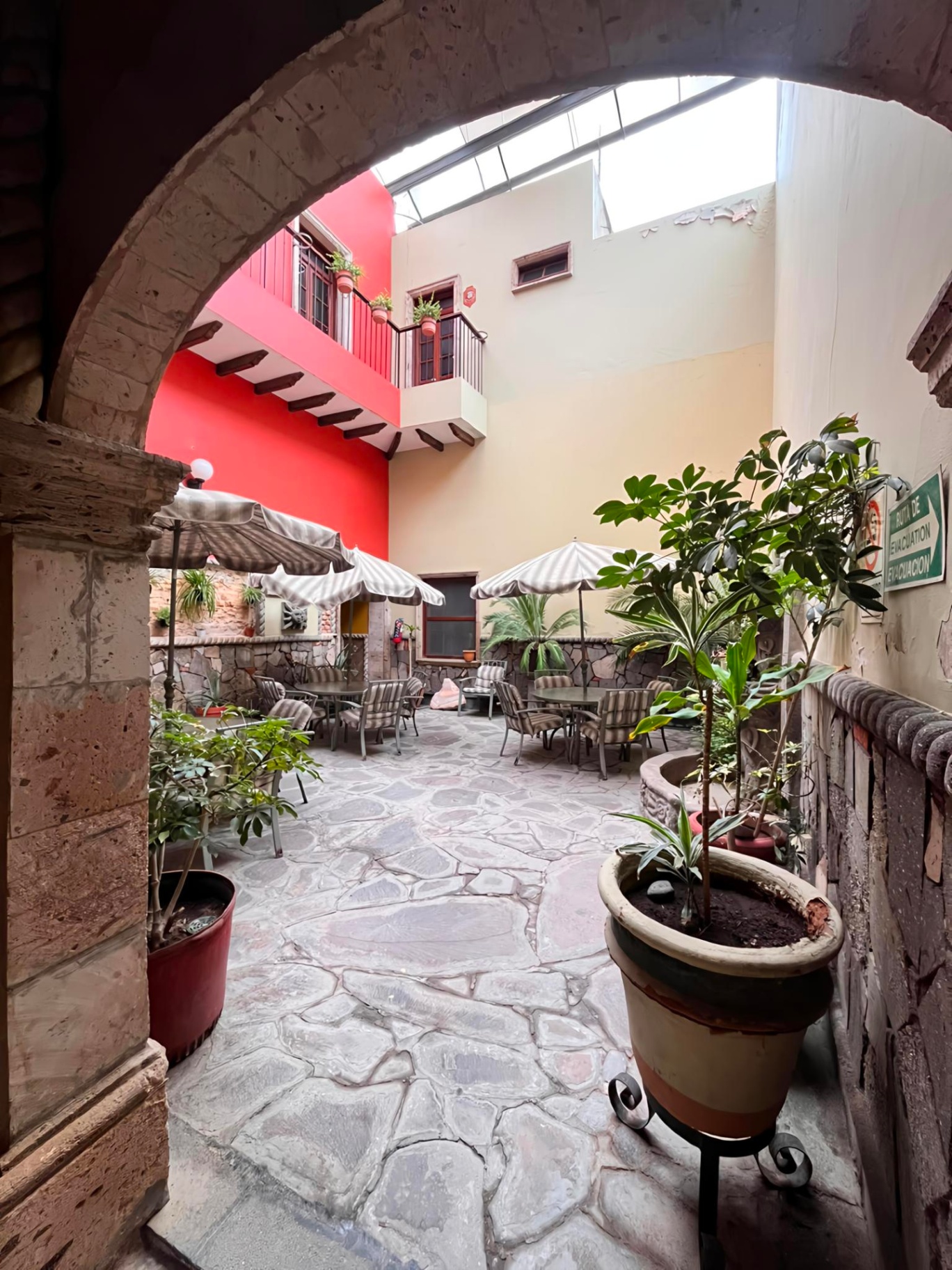 Arcos y mesas del patio